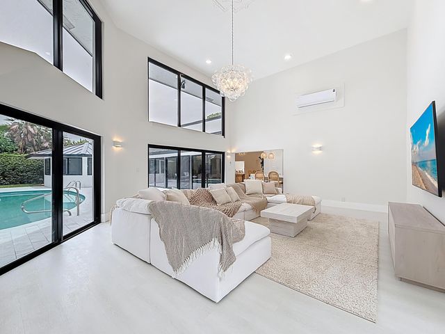 5100 Pineview Circle, Delray Beach, FL 33445