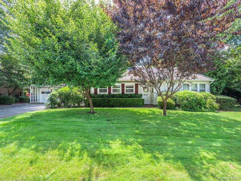 15 Cleveland Avenue, Glen Head, NY 11545