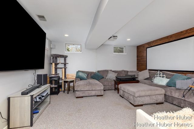 5196 S Oakvale Court, Wyoming, MI 49519