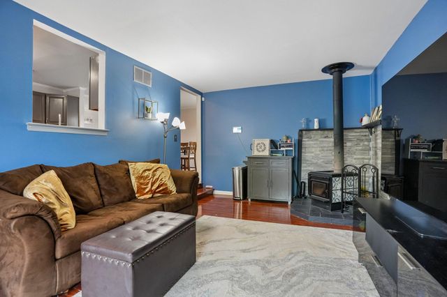 8 OAK FOREST DR, Sicklerville, NJ 08081