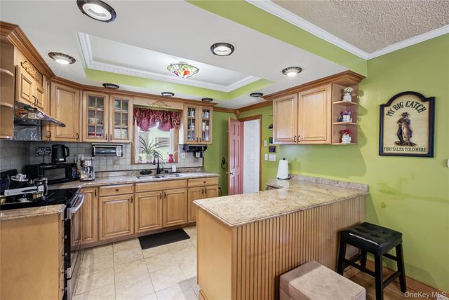 26 E Oxford Street, Valley Stream, NY 11580