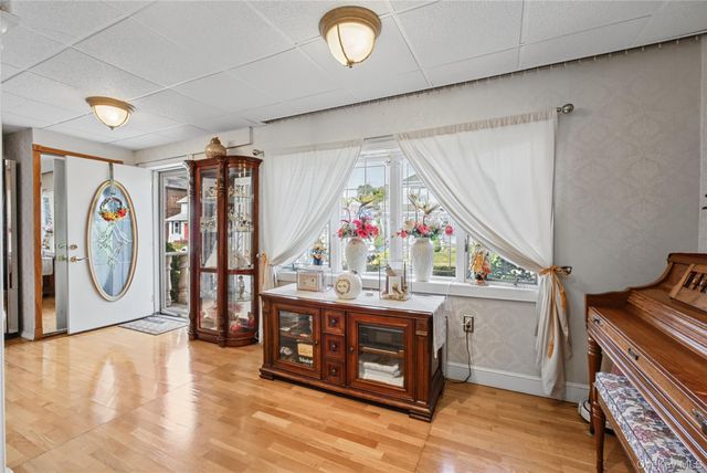 26 E Oxford Street, Valley Stream, NY 11580