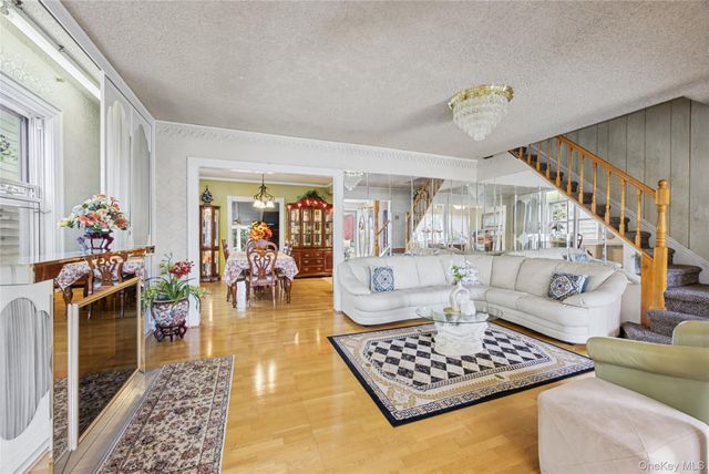 26 E Oxford Street, Valley Stream, NY 11580