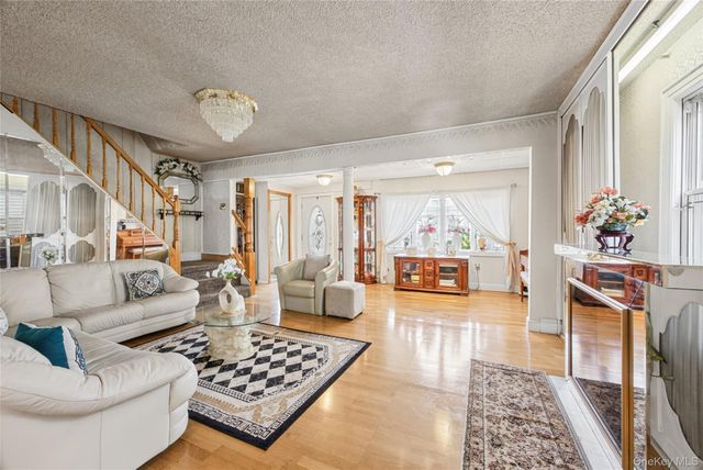 26 E Oxford Street, Valley Stream, NY 11580