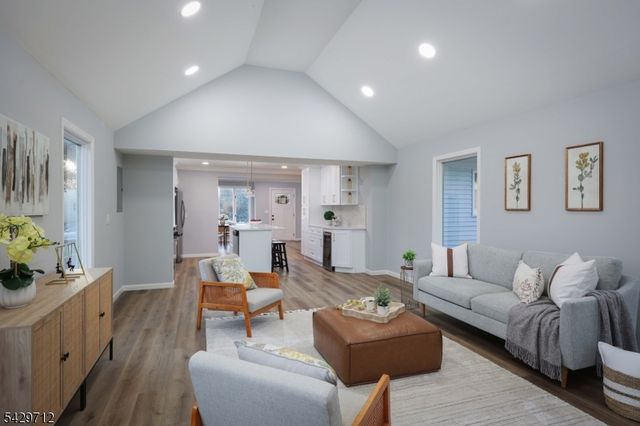 81 Hutchinson St, Clark Twp., NJ 07066