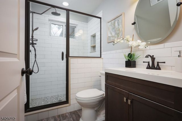 81 Hutchinson St, Clark Twp., NJ 07066
