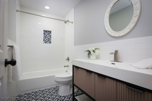 81 Hutchinson St, Clark Twp., NJ 07066