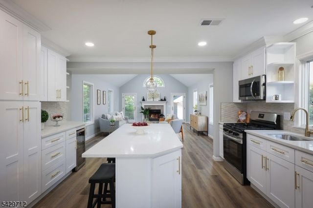 81 Hutchinson St, Clark Twp., NJ 07066