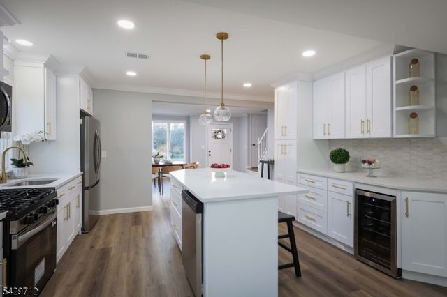 81 Hutchinson St, Clark Twp., NJ 07066