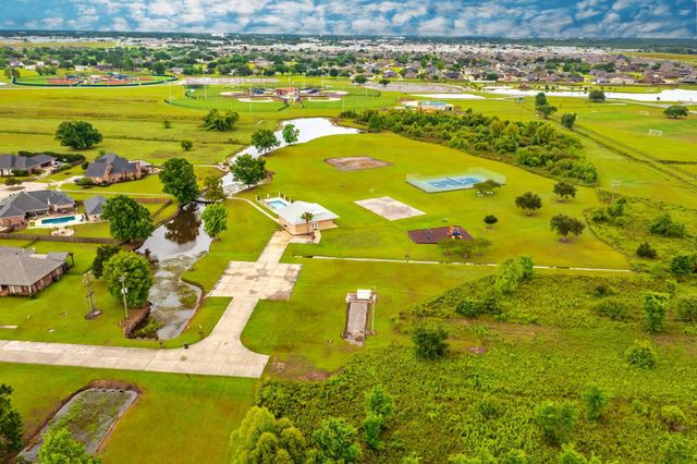 255 Lake Decade Ct, Houma, LA 70360
