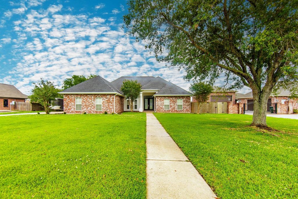 255 Lake Decade Ct, Houma, LA 70360
