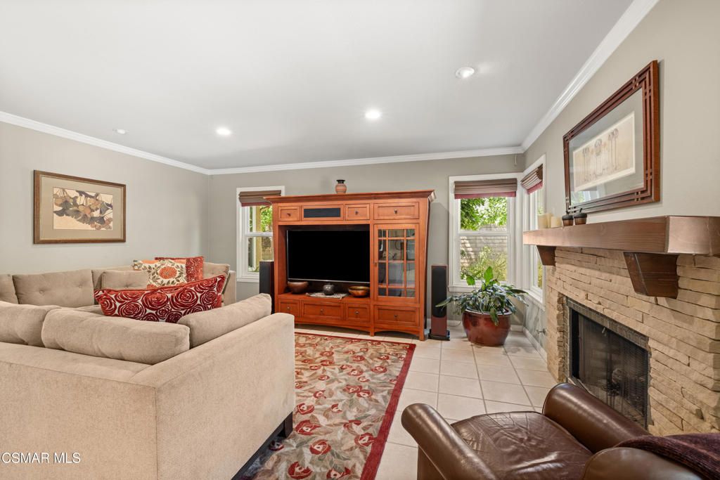 Image 10 of property listing at 5043 Evanwood Avenue, Oak Park, CA 91377