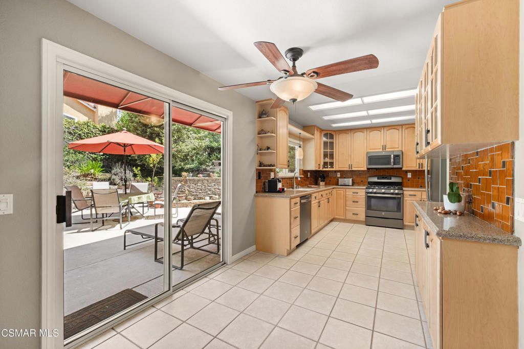 Image 12 of property listing at 5043 Evanwood Avenue, Oak Park, CA 91377