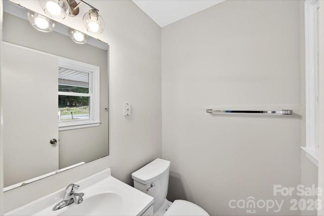 900 E John Street, Matthews, NC 28105