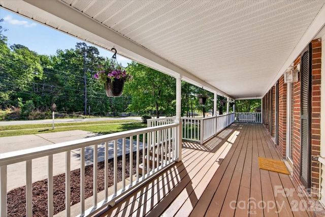 900 E John Street, Matthews, NC 28105