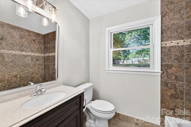 900 E John Street, Matthews, NC 28105