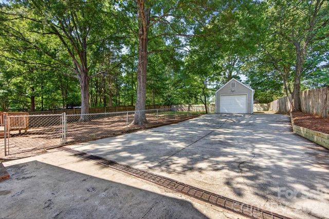 900 E John Street, Matthews, NC 28105