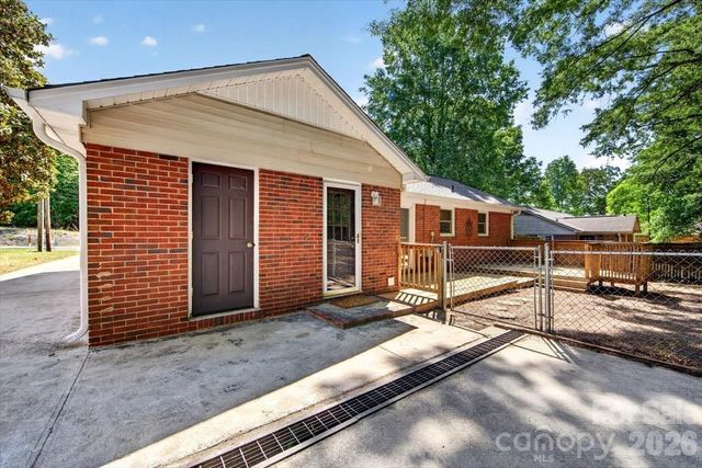900 E John Street, Matthews, NC 28105