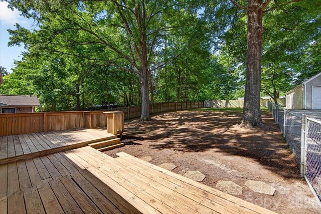 900 E John Street, Matthews, NC 28105