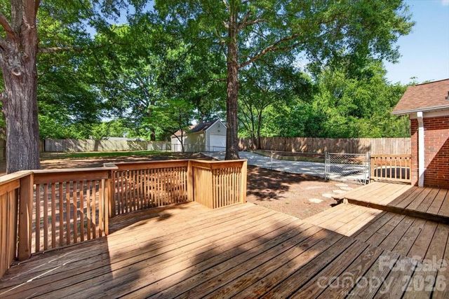 900 E John Street, Matthews, NC 28105