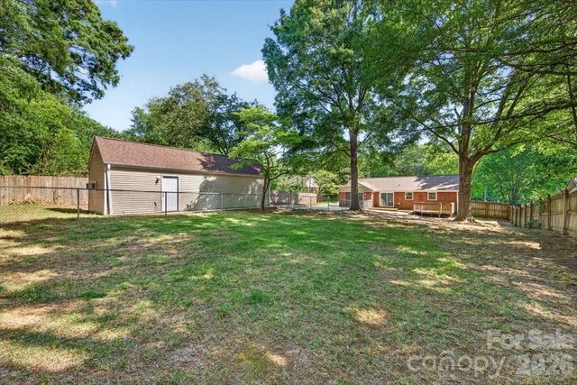 900 E John Street, Matthews, NC 28105