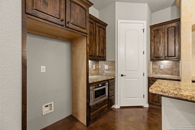 105 Saddle Up Circle, La Vernia, TX 78121