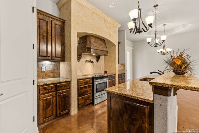 105 Saddle Up Circle, La Vernia, TX 78121