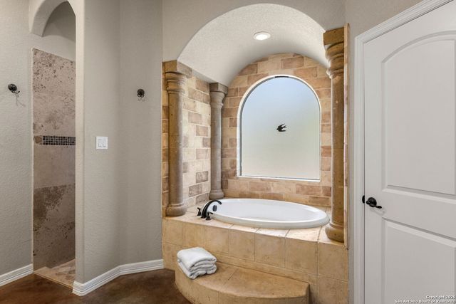 105 Saddle Up Circle, La Vernia, TX 78121