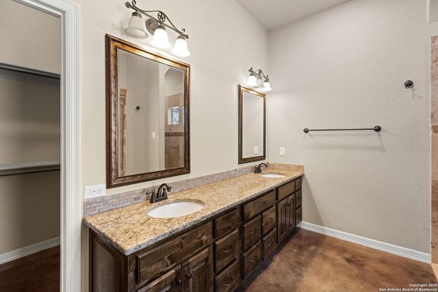 105 Saddle Up Circle, La Vernia, TX 78121