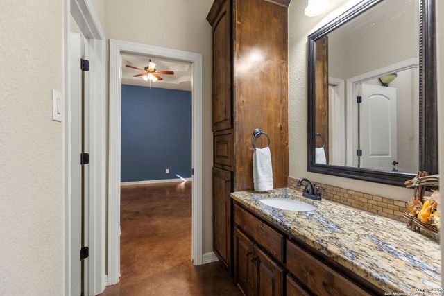 105 Saddle Up Circle, La Vernia, TX 78121