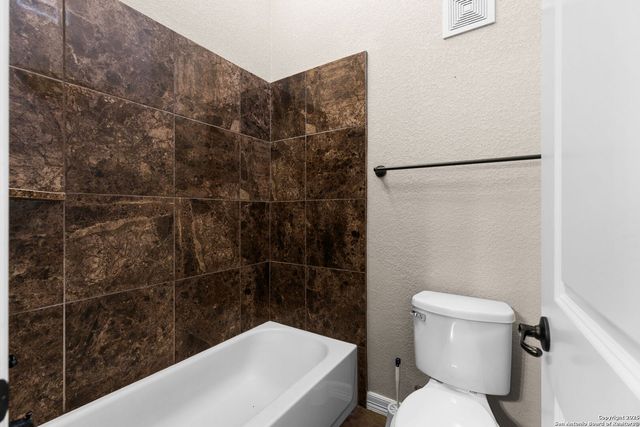 105 Saddle Up Circle, La Vernia, TX 78121