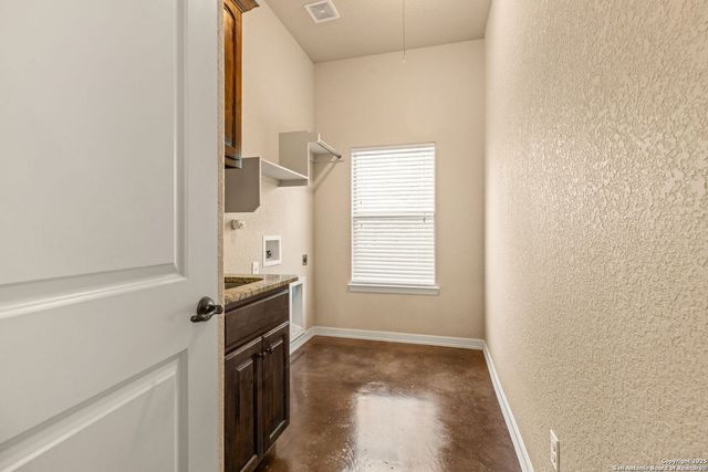 105 Saddle Up Circle, La Vernia, TX 78121