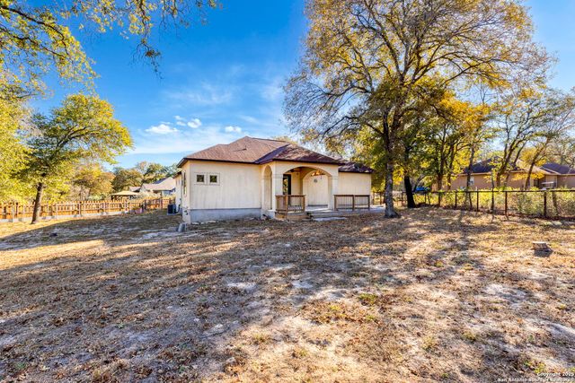 105 Saddle Up Circle, La Vernia, TX 78121