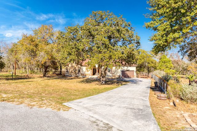 105 Saddle Up Circle, La Vernia, TX 78121