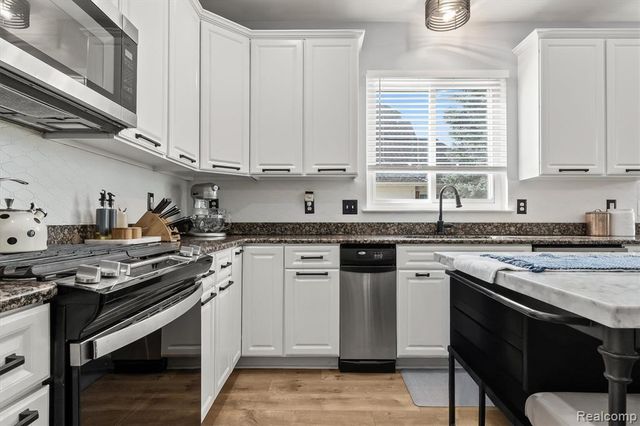 29169 Hemingway Drive, Novi, MI 48377