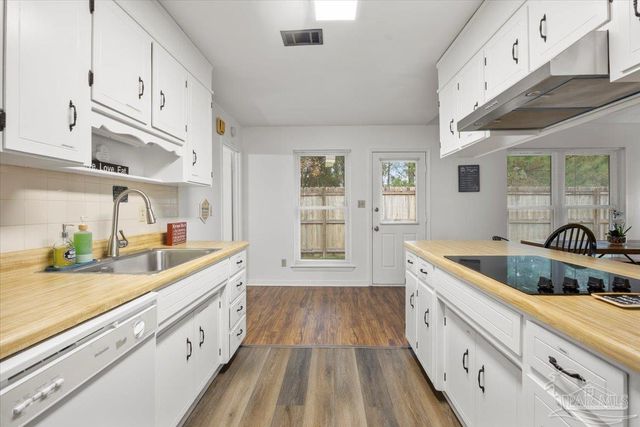 7072 Lake Joanne Dr, Pensacola, FL 32506