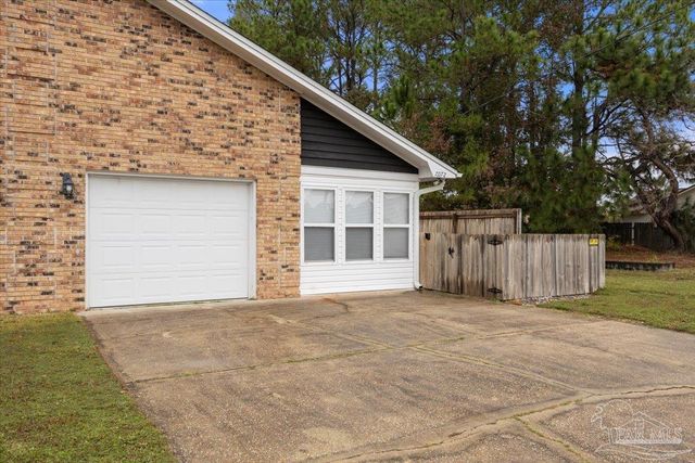 7072 Lake Joanne Dr, Pensacola, FL 32506