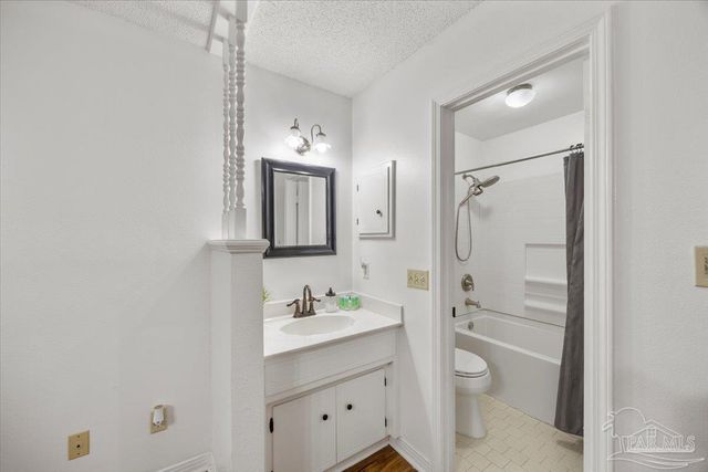 7072 Lake Joanne Dr, Pensacola, FL 32506