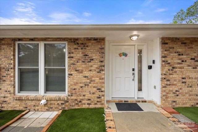 7072 Lake Joanne Dr, Pensacola, FL 32506