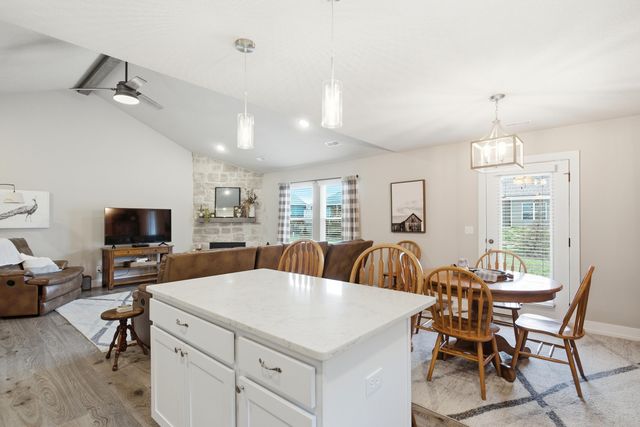 2422 LAWTON DR, Columbia, MO 65202