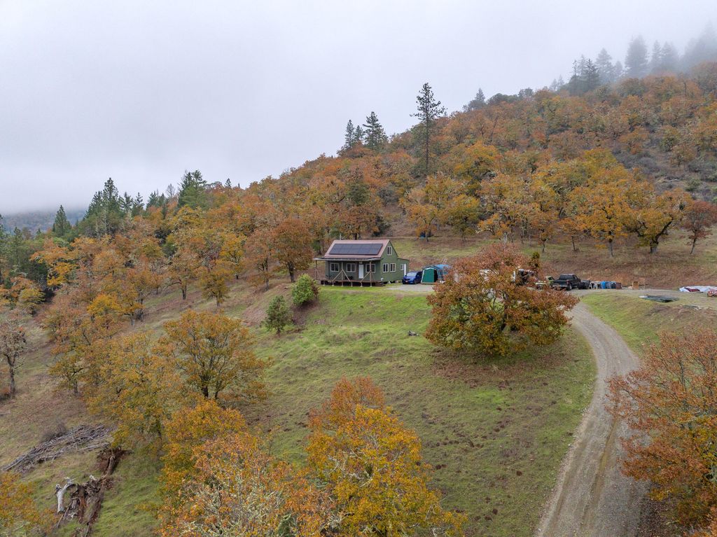 311 Grays Creek Road, Grants Pass, OR 97527