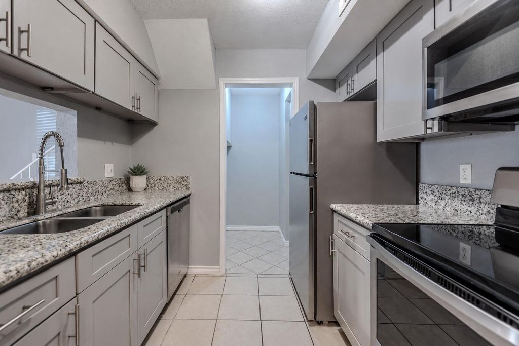 720 Memorial Mews Street B, Houston, TX 77079