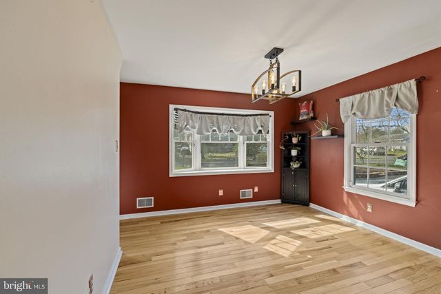 329 MAPLE RD, Mount Laurel, NJ 08054