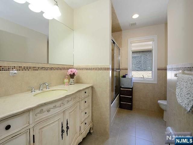 209C 8th, Palisades Park, NJ 07650