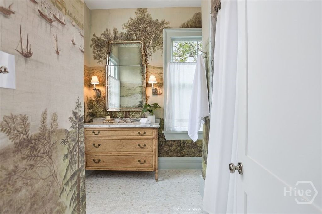 Image 11 of property listing at 123 W Charlton Street 5, Savannah, GA 31401