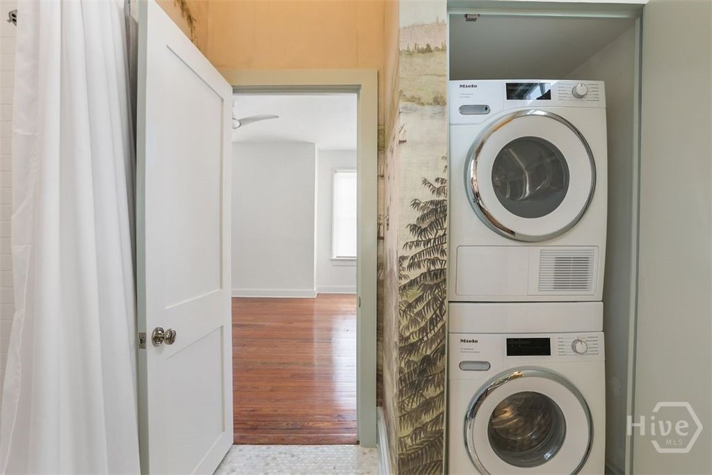 Image 14 of property listing at 123 W Charlton Street 5, Savannah, GA 31401