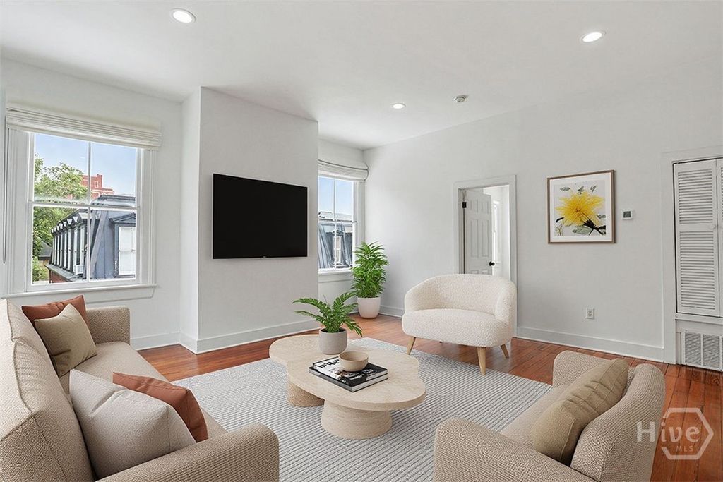 Image 5 of property listing at 123 W Charlton Street 5, Savannah, GA 31401