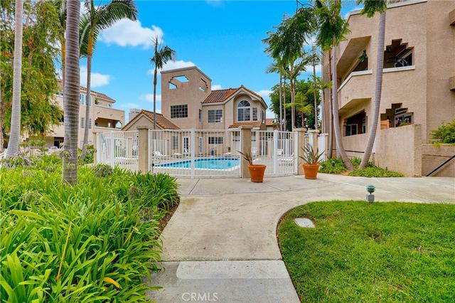 4581 Warner 302, Huntington Beach, CA 92649