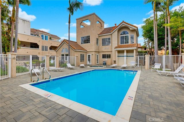 4581 Warner 302, Huntington Beach, CA 92649