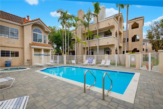 4581 Warner 302, Huntington Beach, CA 92649